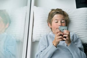 RODITELJI, OBRATITE PAŽNJU: Tableti i pametni telefoni deci kradu sna!
