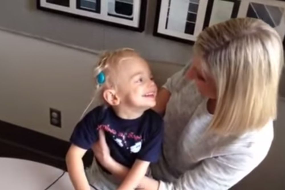 (VIDEO) ON JE POBEDIO: Dvogodišnji dečak prvi put čuo majčin glas i njegovoj sreći nije bilo kraja