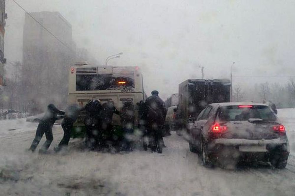 (VIDEO) SAOBRAĆAJNI KOLAPS U MOSKVI: Snežna oluja izazvala haos i do 500 sudara na sat!