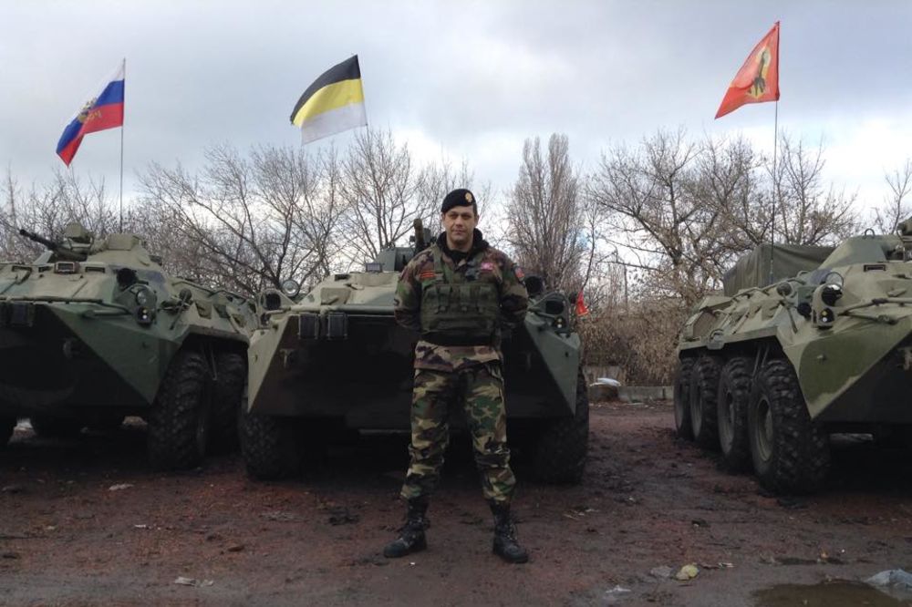 RAT UŽIVO: Počuča doteran u uniformi pozira pod ruskom zastavom