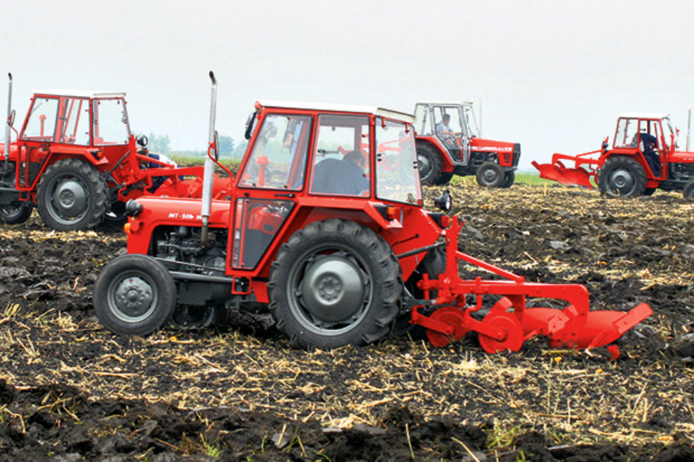 SNALAŽLJIVI: U rezervoare traktora sipaju jestivo ulje, pa tako uštede!