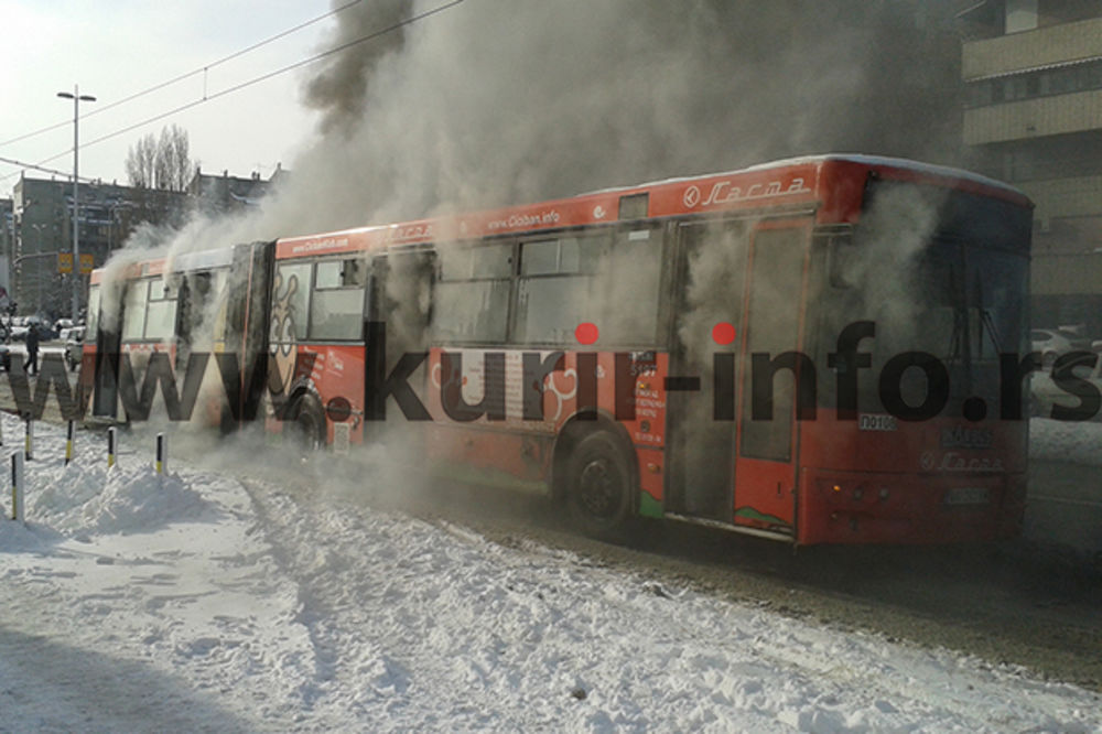 (FOTO) NOVI BEOGRAD: Zapalio se autobus na liniji 95