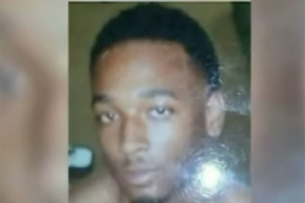 (VIDEO) OBDUKCIJA: Policajac belac s leđa upucao mladog crnca