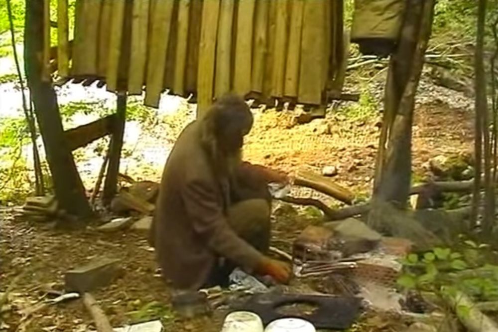 (VIDEO) ZAVRŠIO NA GRANI: Miliju (74) napustila Packane, pa on već 18 godina leči rane u šumi