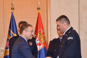 ZA HRABROST I POŽRTVOVANOST: Stefanović nagradio najbolje policajce!