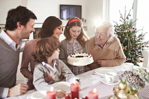 BOŽIĆNI OBIČAJI: Kako se proslavlja najsvečaniji porodični praznik