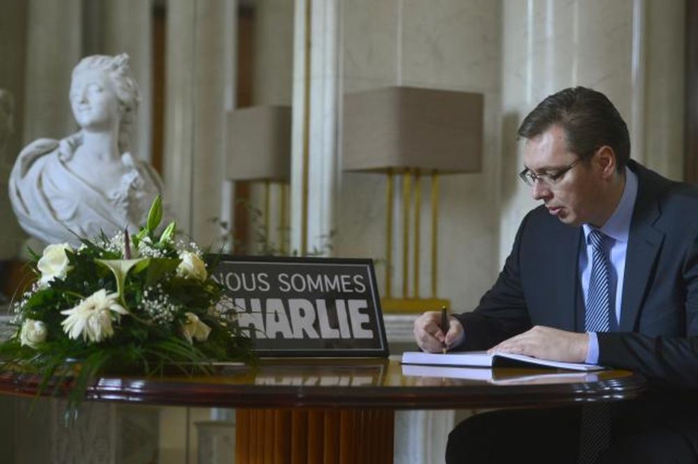 UPISAO SE U KNJIGU ŽALOSTI: I Vučić napisao Je suis Charlie