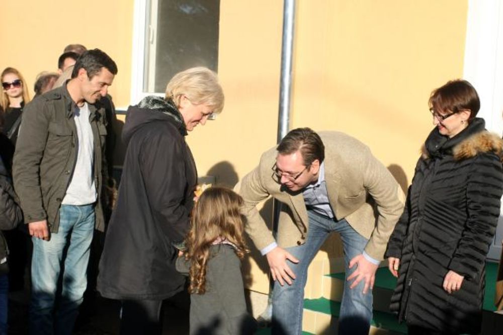 OBRENOVAC: Vučić i Moro uručili ključeve novih kuća