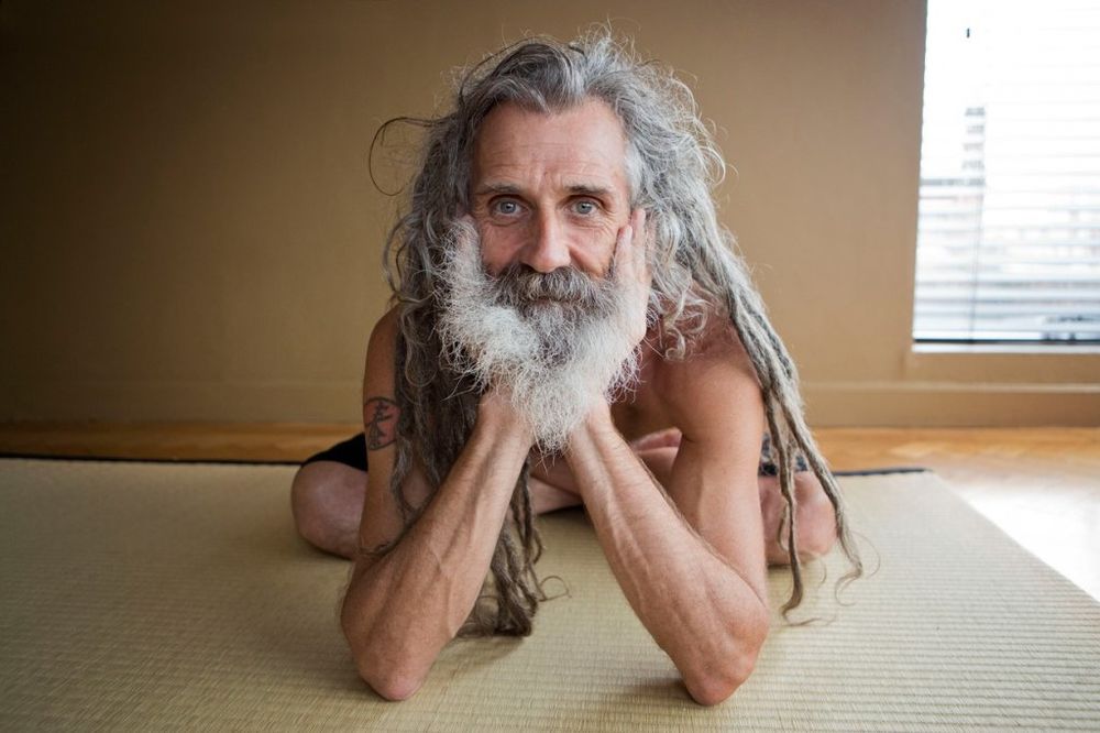 (FOTO) Stjuart je joga učitelj svetskih lepotica, a kosu pere jednom godišnje!