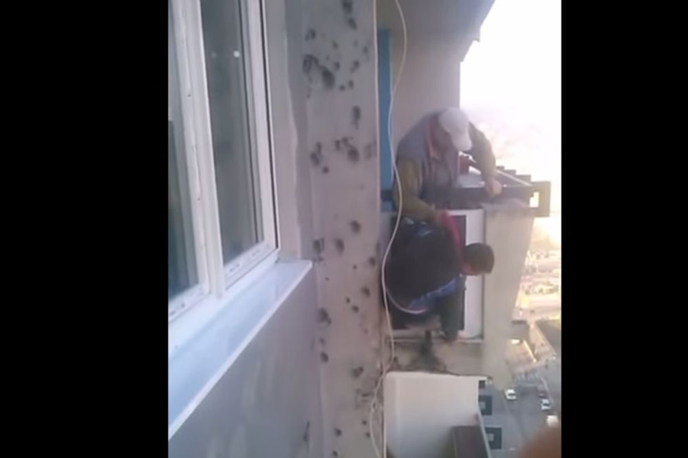 (VIDEO) Sarajlija krečio balkon s vanjske strane dok ga je kolega držao samo za kapuljaču!