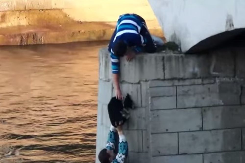 (VIDEO) HEROJ IZ NIŠA: Pogledajte kako je spasao psa iz ledene reke!