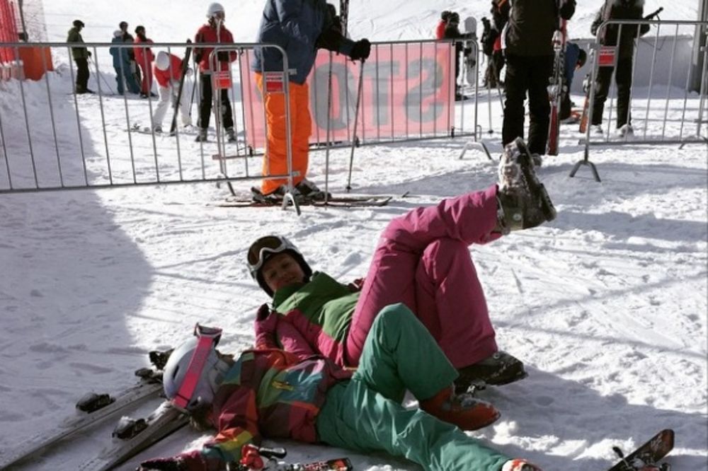 SNEŽNI ODMOR: Goca Tržan digla sve četiri na skijanju u Austriji!