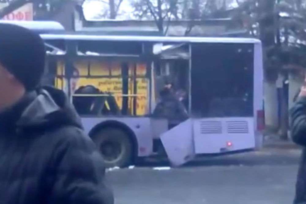 (VIDEO 18+) POKOLJ U DONJECKU: Milicija DNR hapsi napadače na trolejbus