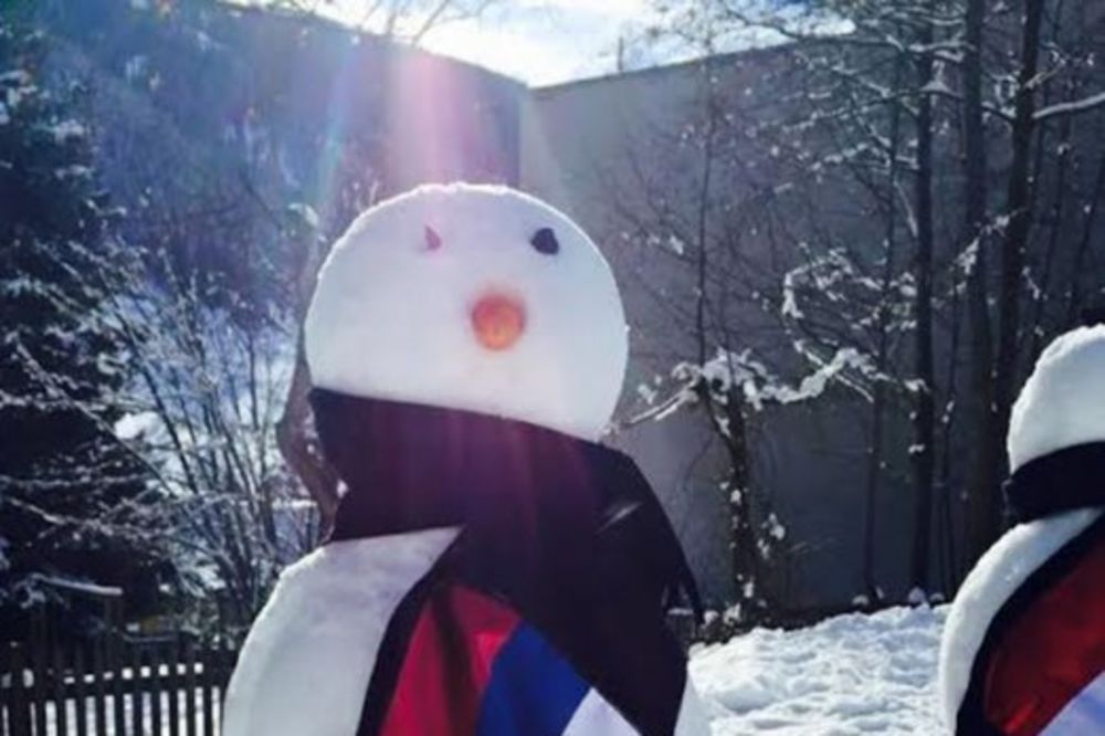 JA SAM NAJLEPŠI: Sneško Belić sa srpskom trobojkom broj jedan u Davosu