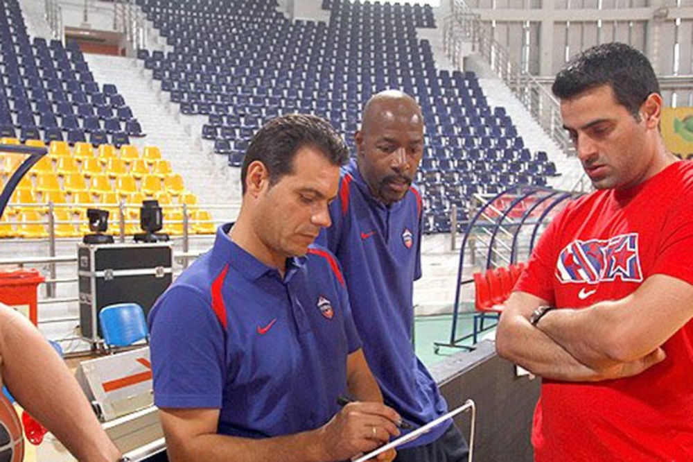 (VIDEO) OD KOGA LI JE NAUČIO? Trener CSKA Itudis sočno psuje na srpskom!