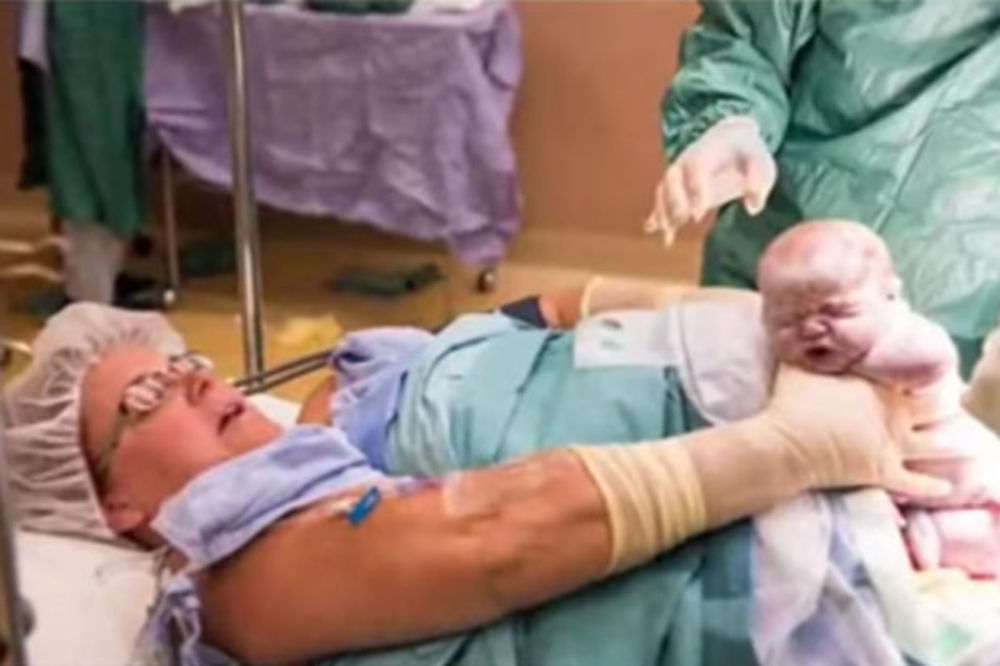 (VIDEO) NOV TREND U SVETU: Sama izvadila bebe iz stomaka na porođaju carskim rezom