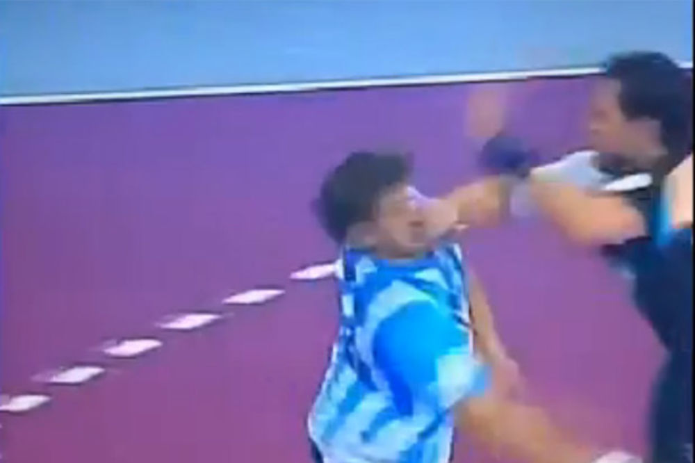 (VIDEO) Ovako brutalan prekršaj nikada niste videli na rukometnoj utakmici