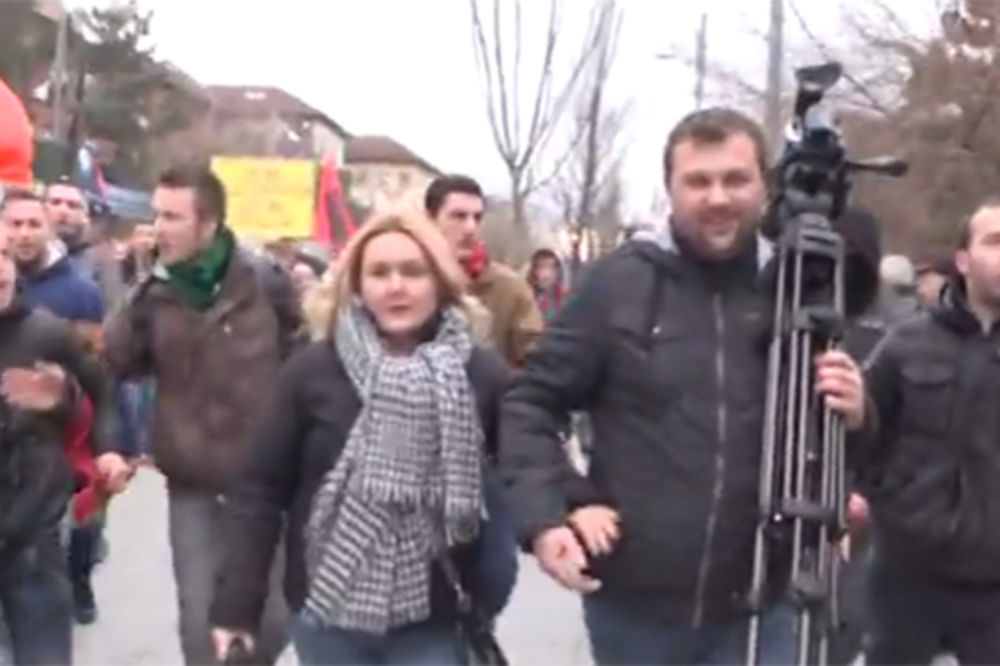 (VIDEO) DEMONSTRACIJE U PRIŠTINI: Pogledajte kako je rulja napala srpske novinare!