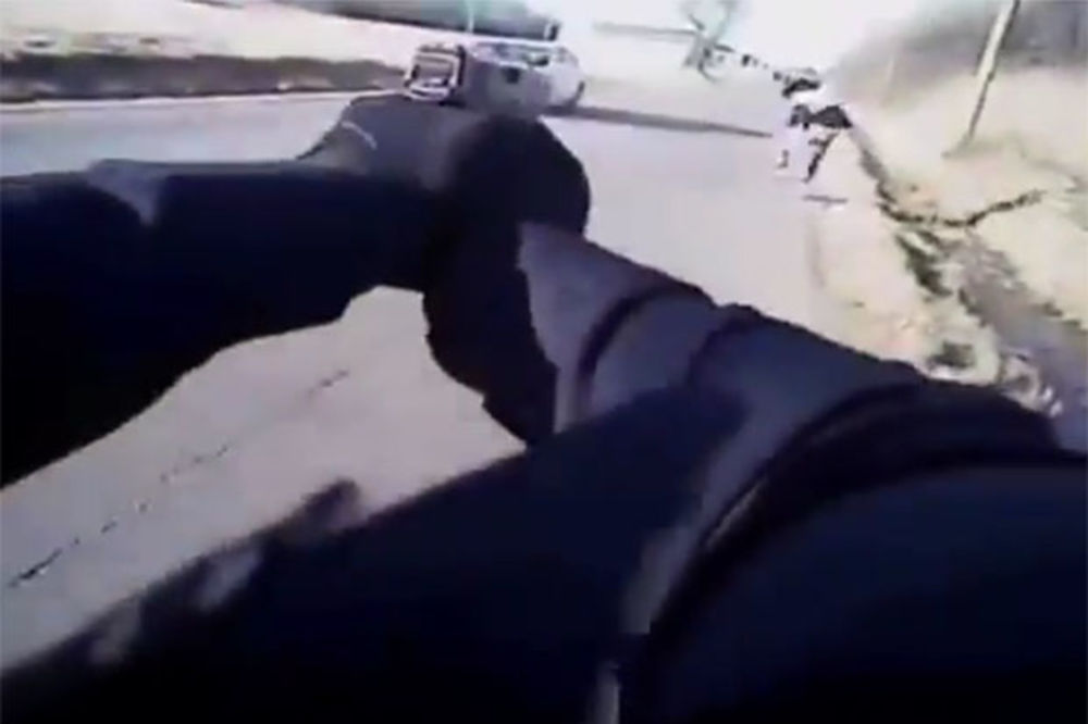 (VIDEO) SNIMAK DOKAZAO: Američki policajac opravdano ubio crnca koji je bežao