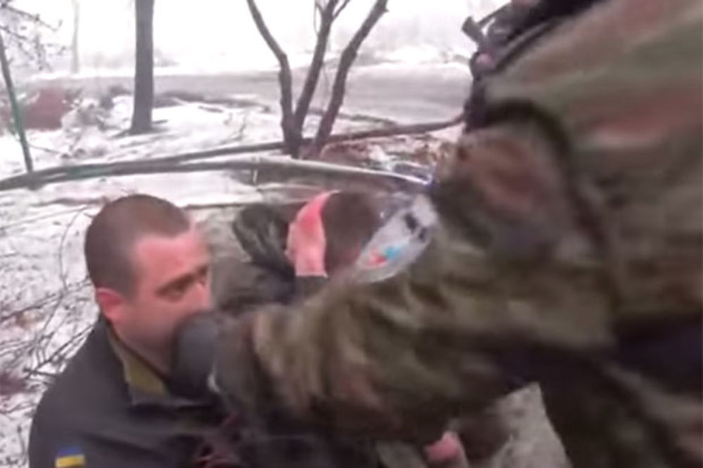 (VIDEO) MALTRETIRANJE ZAROBLJENIKA: Donjecki komandant hranio ukrajinske vojnike činovima s uniformi