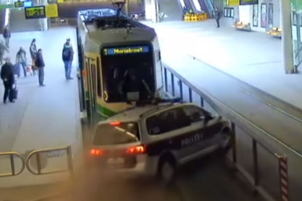 (VIDEO) FILMSKA POTERA: Jureći pljačkaša policajci se zakucali u tramvaj pun putnika!