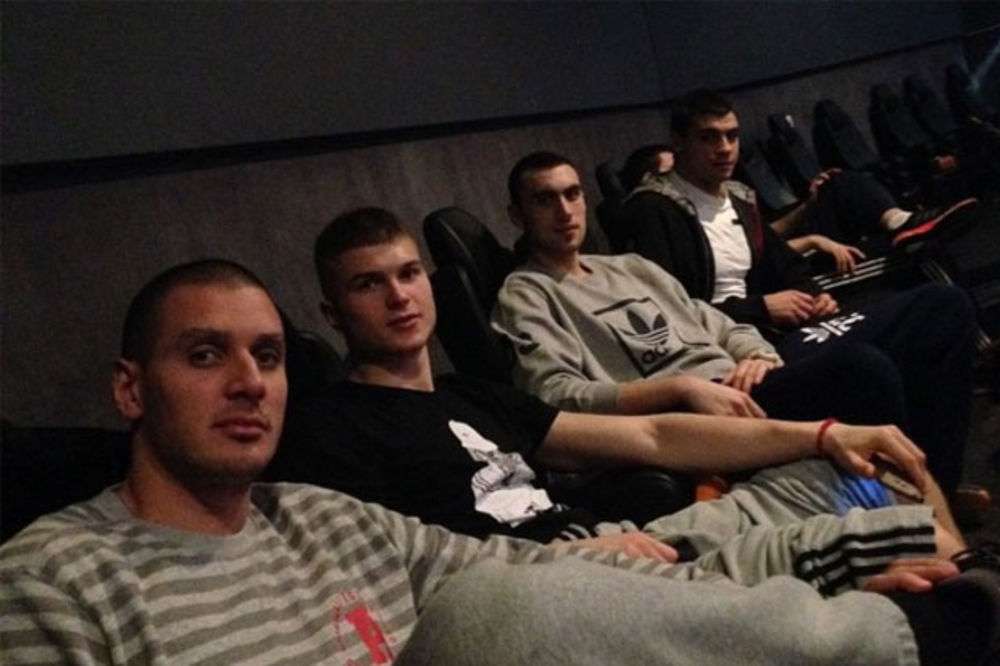 (FOTO) POGODITE KOJI SU FILM GLEDALI: Košarkaši Partizana kolektivno otišli u bioskop