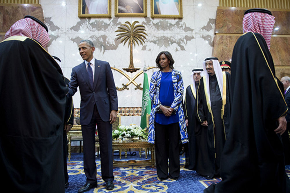 (VIDEO) ODBILA DA SE POKRIJE MARAMOM: Mišel Obama došla u Saudijsku Arabiju gologlava!