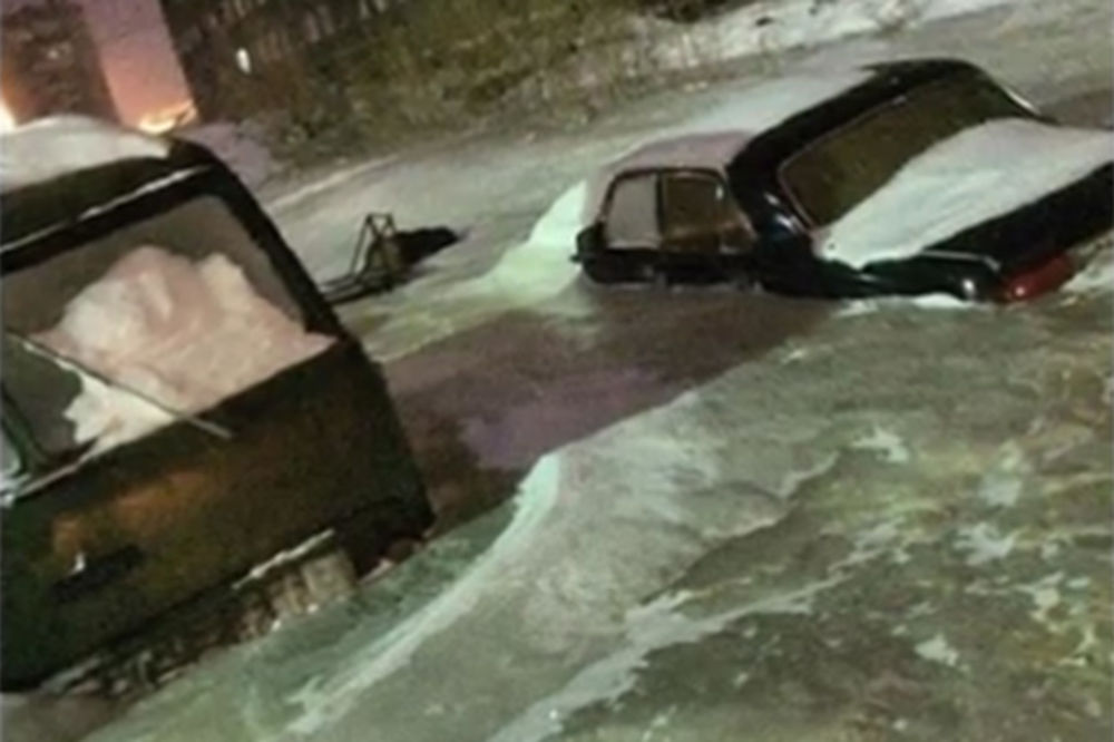 (VIDEO I FOTO) KAO U ZAMRZIVAČU: Ovo se desi kad usred zime u Sibiru pukne vodovodna cev