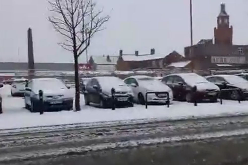 (VIDEO I FOTO) SAOBRAĆAJNI KOLAPS: Sneg okovao sever Engleske i zatvorio puteve