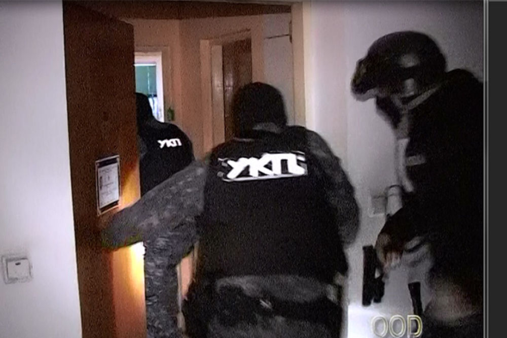 (VIDEO, FOTO) UDAR NA NARKO-DILERE: Ovako je policija jutros hapsila u Lazarevcu!