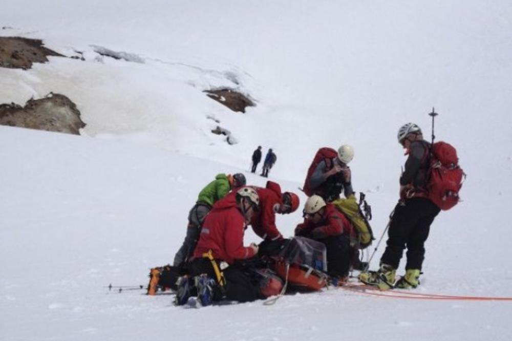OSTAO BEZ DRUGA: Posle 10 sati pod snegom spasioci izvukli živog samo jednog planinara (23)!