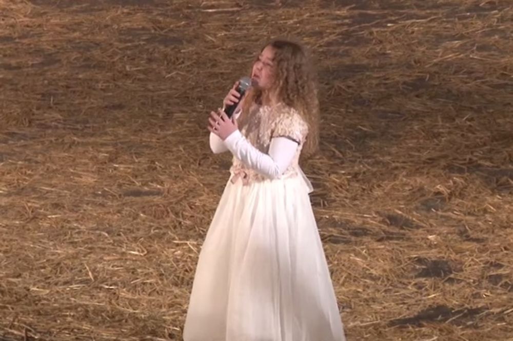 LENA ZVANA ANĐEOSKI GLAS: Pogledajte kako je Pinkova zvezdica pevala na Božićnom koncertu