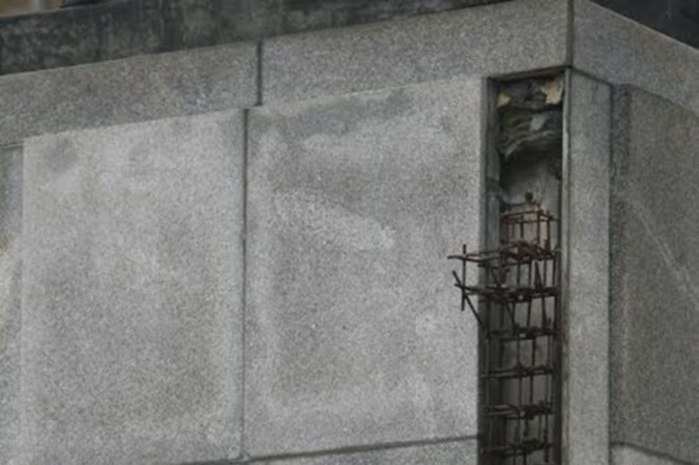 ( FOTO) SPASITE NIKOLU PAŠIĆA: Otpadaju delovi spomenika srpskom državniku