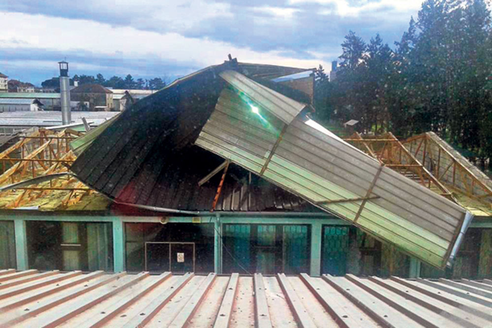 Olujni vetar nosio krovove s kuća