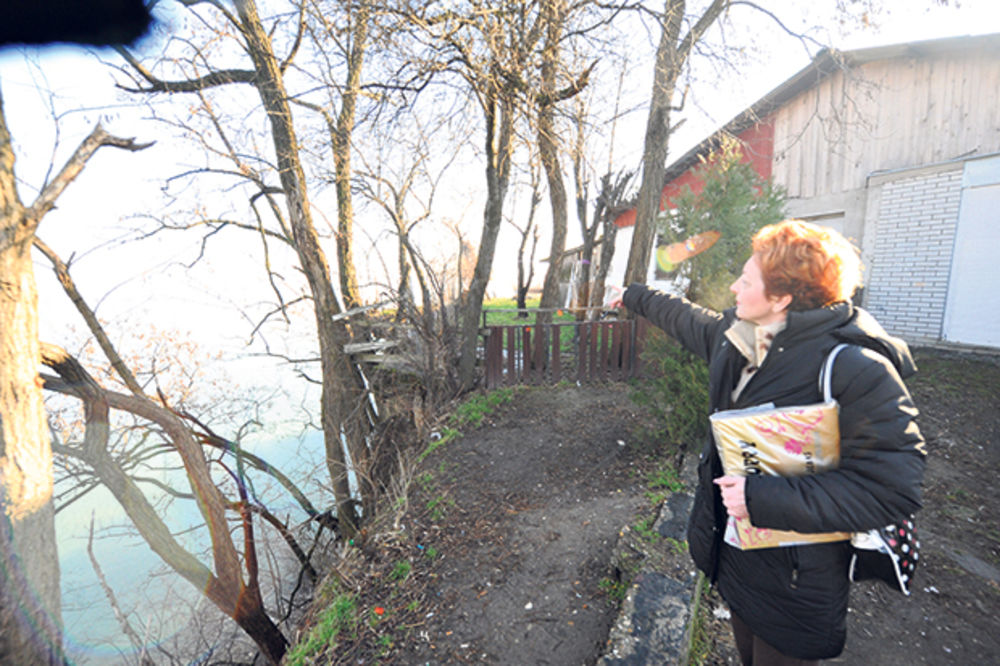 PORODICE ŽIVE U STRAHU: Svi ćemo izginuti, zgrada pored mosta tone u Dunav