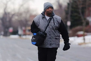(VIDEO) MALI VELIKI ČOVEK: 27 godina pešači 33 km do posla i nazad