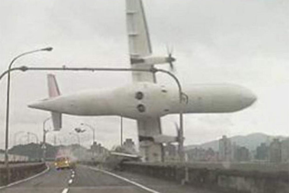 (VIDEO I FOTO) PAO ZA 20 SEKUNDI: Ovako je tajvanski avion udario u most i survao se u reku!