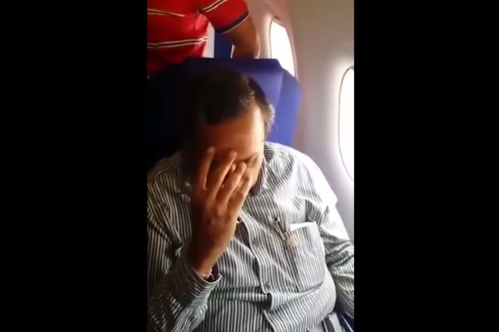 (VIDEO) SVAKA ČAST, DEVOJKO: Evo kako je javno obrukala matorca koji ju je pipkao u avionu!