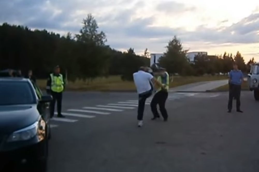 (FOTO VIDEO) PIJAN KAO LETVA: Pogledajte kako je pijani Rus karate potezima napao saobraćajce