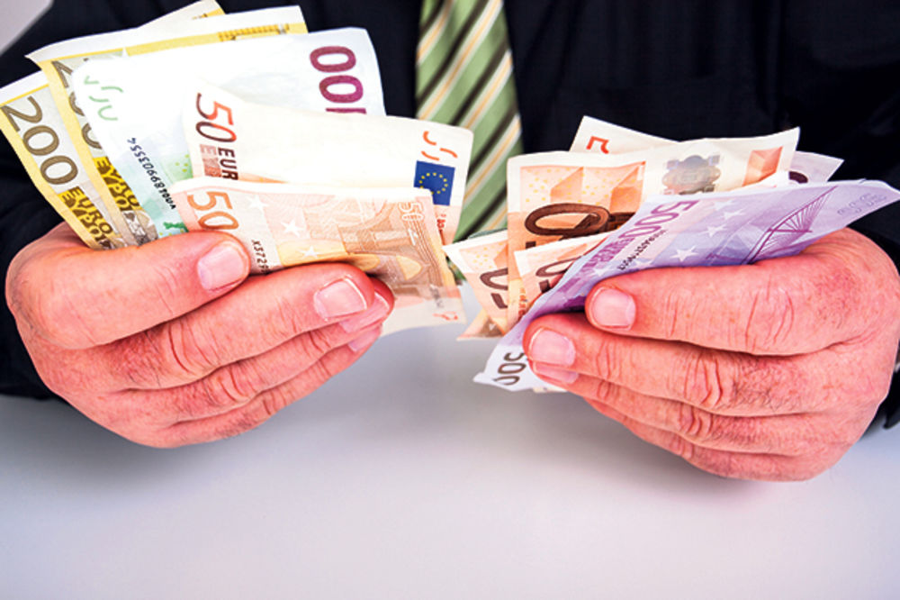 Bankar ukrao 240.000 evra štedišama