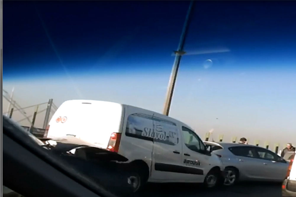 (VIDEO) LANČANI SUDAR NA GAZELI: Slupalo se šest vozila, ima povređenih