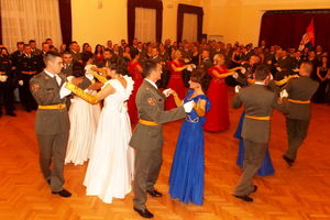 (VIDEO) OFICIRSKI BAL U VRANJU: Pogledajte kako srpska vojska pleše