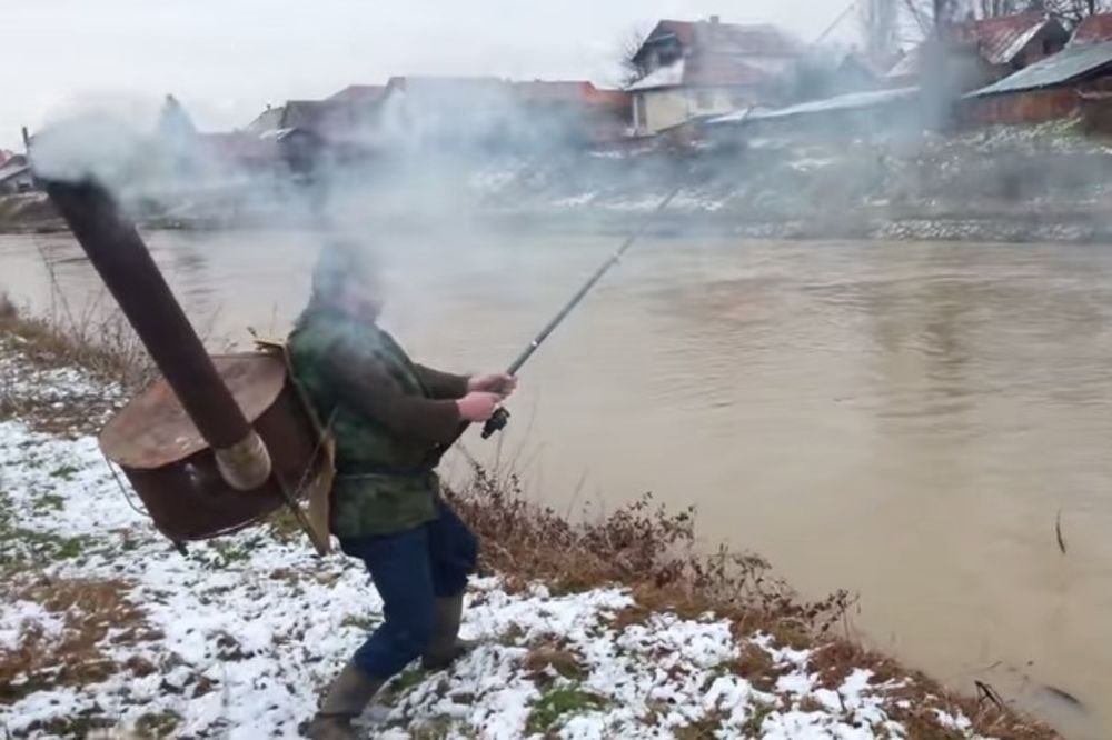 (VIDEO) GENIJE IZ LESKOVCA: Ribolovci, ovako se zimi ide na pecanje!