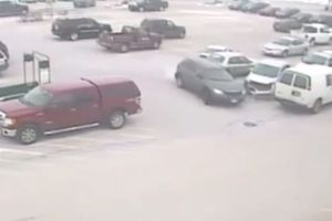 (VIDEO) IZGUBIO KONTOLU: Penzioner (92) polupao 10 automobila na parkingu