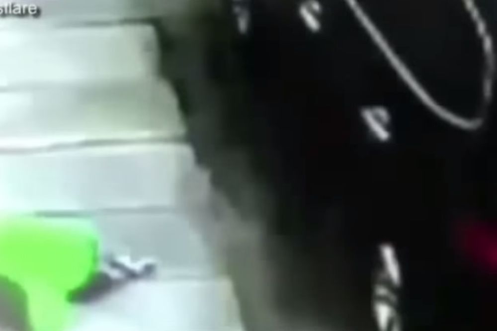 (VIDEO) SREĆA U NESREĆI: Kamera zabeležila pad trogodišnjeg dečaka sa zgrade