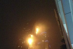 (VIDEO) PANIKA U DUBAIJU: Gori zgrada koja se zove Buktinja, evakuisano na stotine