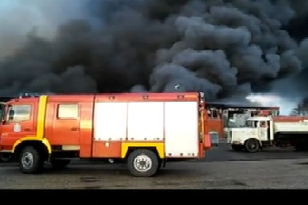 (FOTO) POŽAR U MAKIŠU: Gori skladište DM, plamen visok 50 metara, čuju se i eksplozije