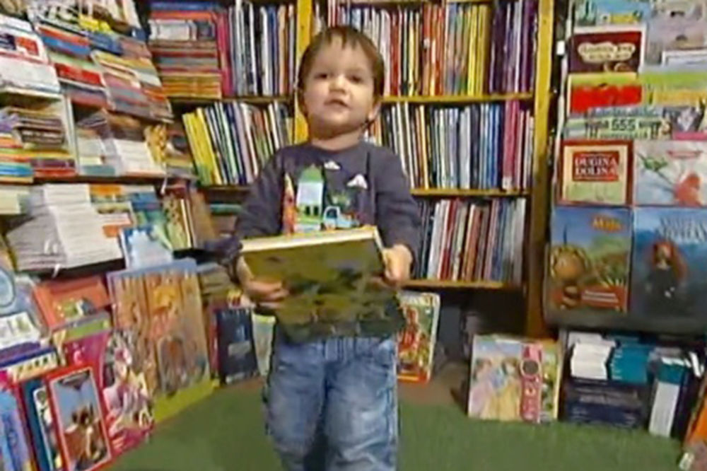 (VIDEO) ČUDO OD DETETA IZ NS: Mali Marko čita, a ima samo 2 godine!