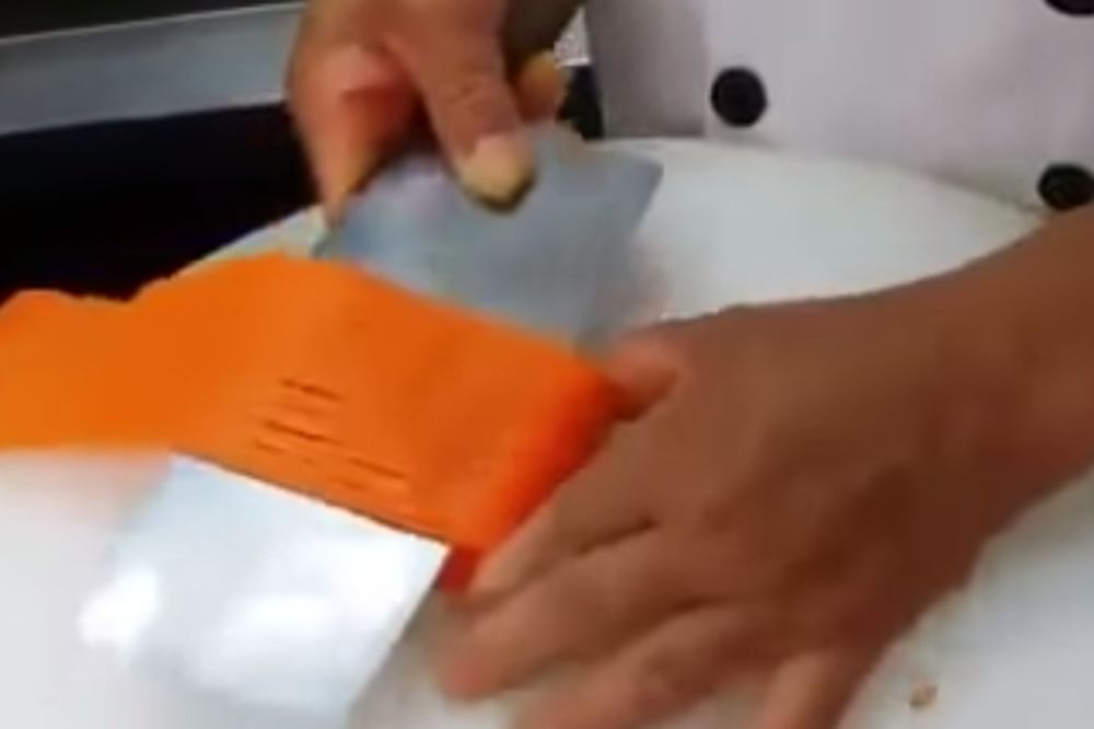 (VIDEO) ČISTA UMETNOST: Nećete verovati šta je ovaj kuvar napravio od šargarepe!