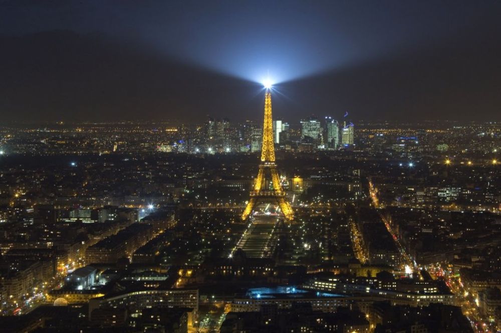 (VIDEO) MISTERIJA NA FRANCUSKOM NEBU: 5 dronova i noćas krstarilo iznad Pariza